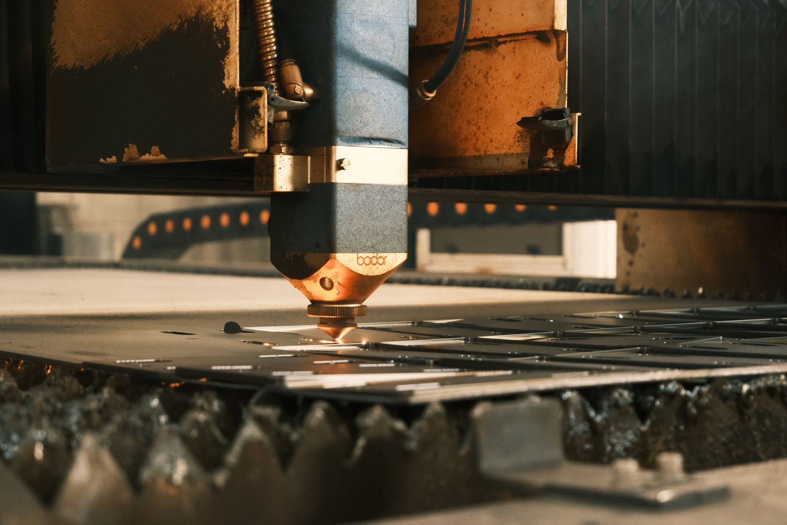 Laser head working steel with a single focused point of light